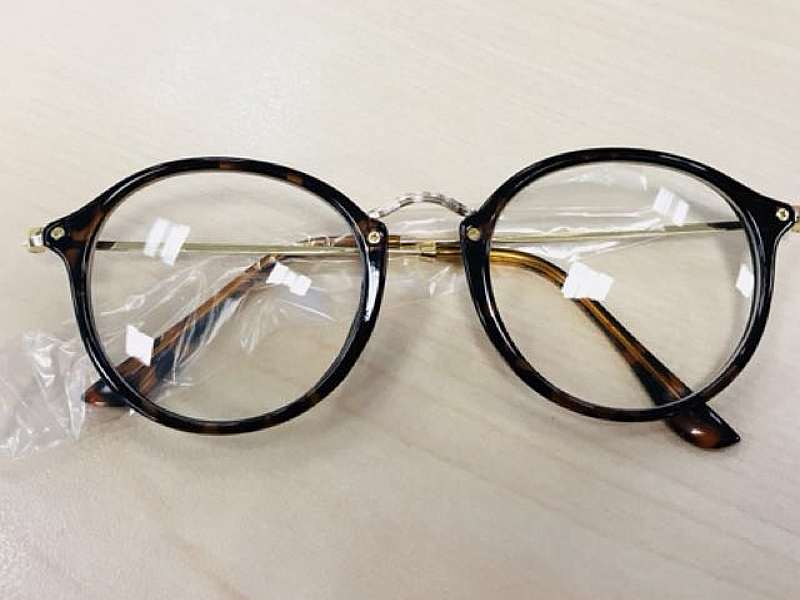 Consumer stage booms in the sale of glasses due to improper glasses | दोषपूर्ण चष्मा दिल्याने चष्म्याच्या व्यापाऱ्याला ग्राहक मंचाचा दणका