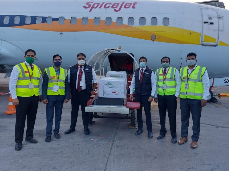 Spice jets take to the skies; Covishield vaccine reaches Delhi | स्पाईस जेट विमानाने घेतली गगनभरारी; 'कोविशिल्ड' लस पोहचली थेट दिल्ली दरबारी