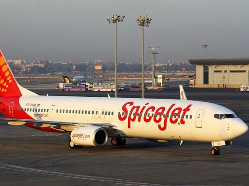 SpiceJet crew accuse airline of strip search | स्पाईस जेटच्या एअर हॉस्टेसची संपूर्ण कपडे उतरवून घेतली अंगझडती
