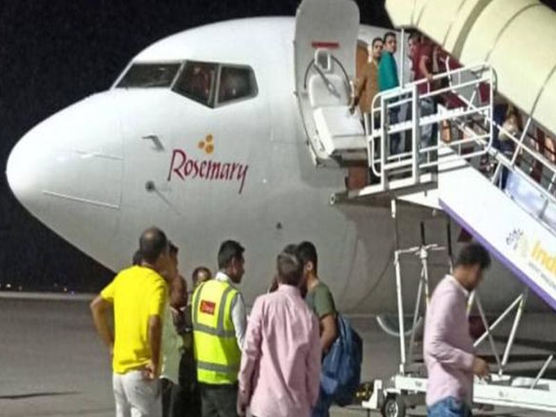 spicejet flight delhi to patna landed in varanasi due to bad weather pilot refuse to fly | पाटण्याला जाणारं विमान 'त्यानं' बनारसमध्ये उतरवलं अन् म्हणाला, माझी ड्युटी संपली