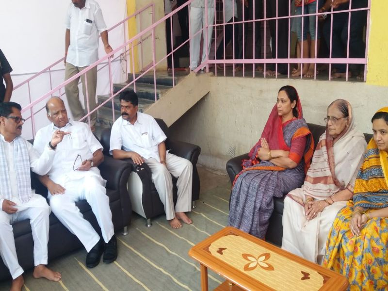 Sharad Pawar visited nagwade family in shrigonda | शरद पवारांनी सांत्वनपर भेट घेतली अन् नागवडे माईंना अश्रू अनावर झाले