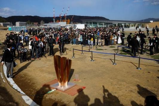 Thousands people to see the Olympic torch in Japan | जपानमध्ये आॅलिम्पिक मशाल पाहण्यासाठी हजारोंनी केली गर्दी