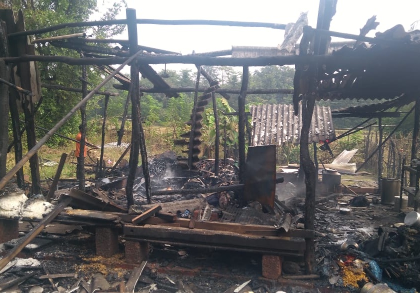 Fire at Harkul Budruk damages three and a half lakhs | हरकुळबुद्रुक येथे घराला आग साडेतीन लाखांचे नुकसान