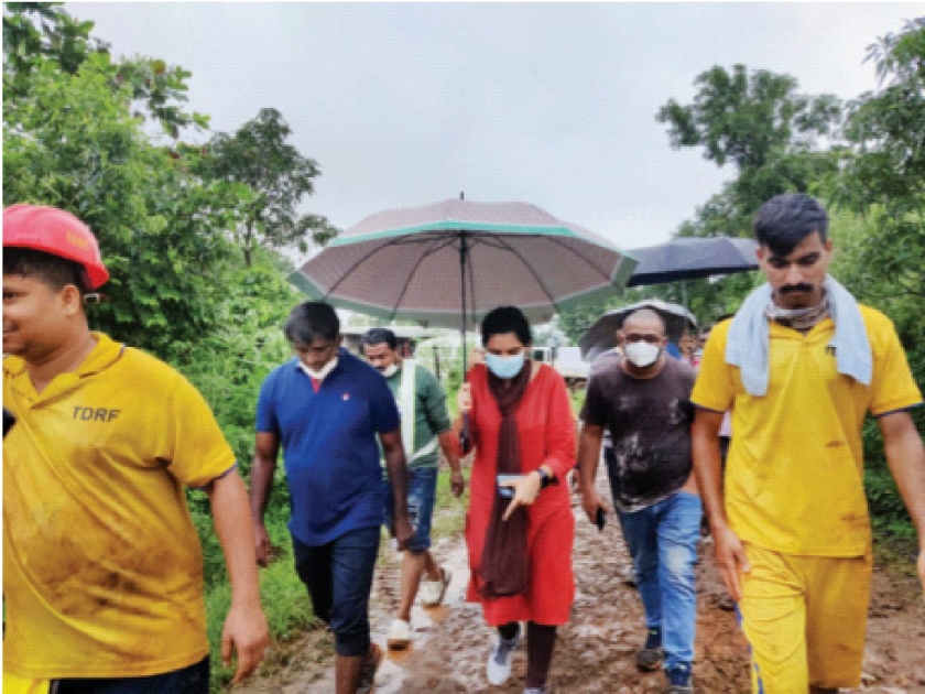 Raigad Flood: Collector's tears burst; Emotional support given to the relatives of the deceased | Raigad Flood:...आणि जिल्हाधिकाऱ्यांच्या अश्रूंचा बांध फुटला; मृतांच्या नातेवाईकांना दिला भावनिक आधार