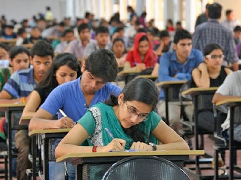 English medium students get question Marathi papers, board 'math' failed: students wait for two hours in latur SSC exam | इंग्रजी माध्यमाच्या विद्यार्थ्यांना मराठी प्रश्नपत्रिका, बोर्डाचे ‘गणित’ बिघडले : विद्यार्थी दोन तास ताटकळले