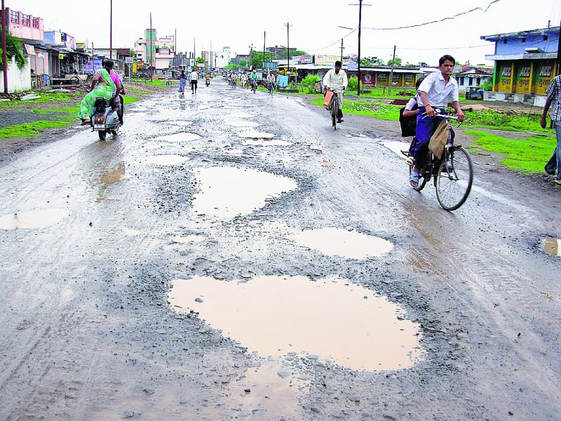 Thousands of potholes in Nagpur in four months | चार महिन्यात नागपुरात पावणेपाच हजार खड्डे