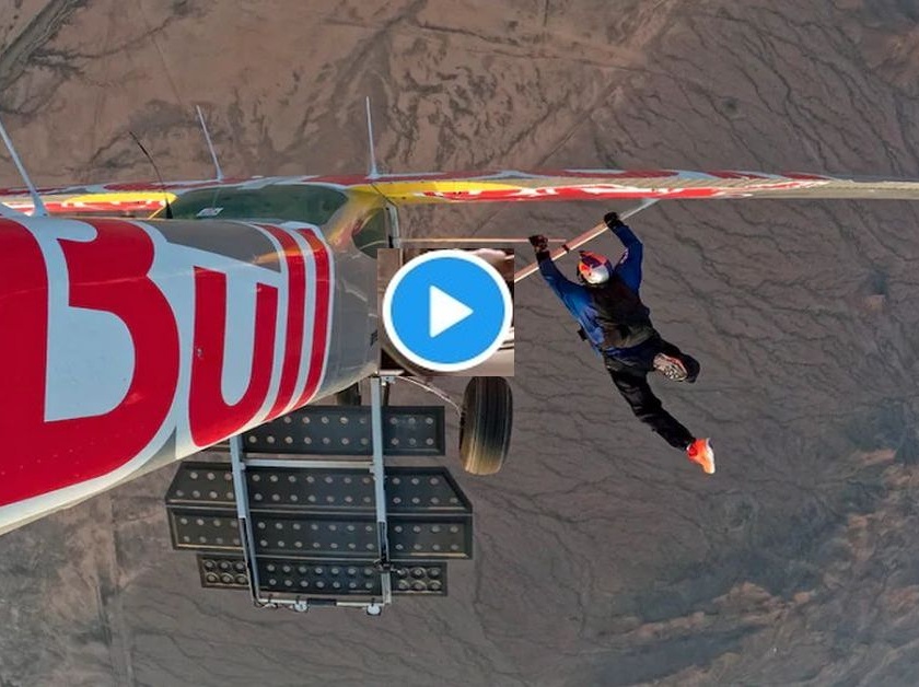 Stunt Fail Video: The two pilot cousins try stunt to exchange planes in mid Air; What happened next | Stunt Fail Video: तू इकडे ये, मी तिकडे जातो! दोन पायलट भाऊ विमानांची अदलाबदली करायला निघाले; पुढे जे घडले