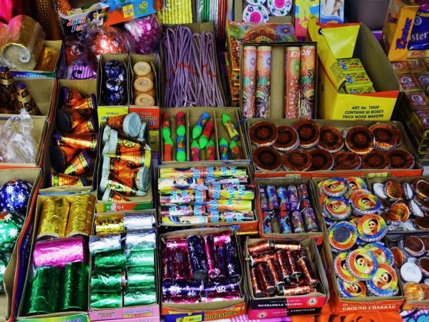 Firecrackers stock worth 43 lakh seized in Ulhasnagar, sale of firecrackers without license in many shops | उल्हासनगरात ४३ लाखाचा फटाक्यांचा साठा जप्त, अनेक दुकानात विनापरवाना फटाक्यांची विक्री