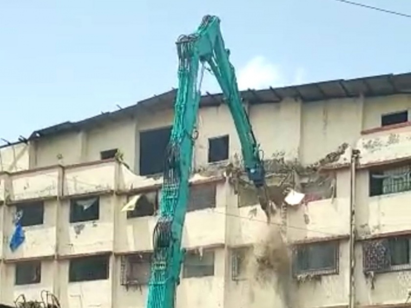 action on shri hari Complex building in Ulhasnagar protest against action | उल्हासनगरातील श्री हरी कॉम्प्लेक्स इमारतीवर तोडू कारवाई, कारवाईचा विरोध