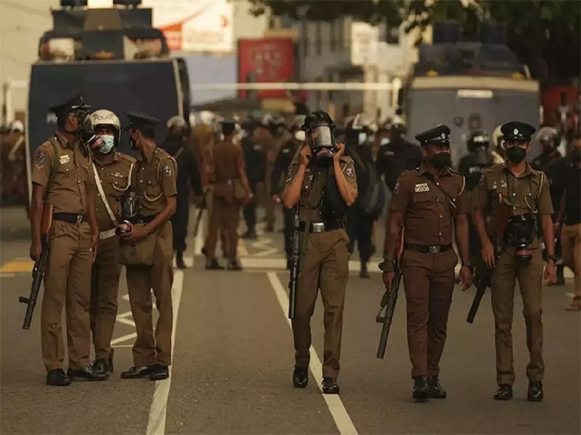 sri lanka government impose curfew from 8 pm on monday till 5 am tuesday | Sri Lanka Economic Crisis : श्रीलंकेतील परिस्थिती हाताबाहेर; आज रात्री ८ वाजल्यापासून देशभरात कर्फ्यू 