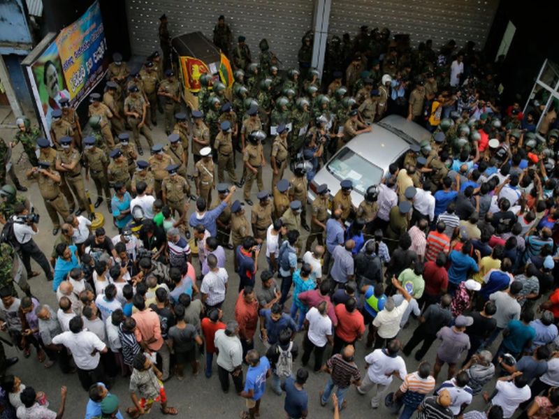political crisis in sri lanka three injured as bodyguard for petroleum minister arjuna ranatunga shot fire | श्रीलंकेत मंत्र्यांच्या सुरक्षा रक्षकाचा गोळीबार; एकाचा मृत्यू तर दोन जखमी