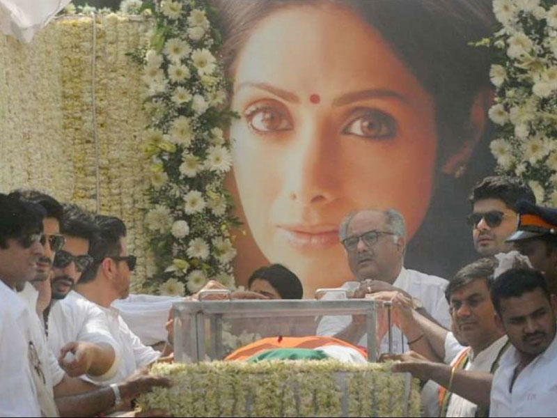 sridevi got state funeral because of cm devendra fadnavis | 'या' नेत्यामुळे अभिनेत्री श्रीदेवींना मिळाला तिरंग्याचा मान, पद्मश्रीशी संबंध नाही! 