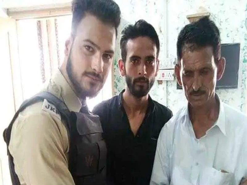 Srinagar Cop Returns Bag With Rs. 90,000 to Owner | पोलिसाच्या प्रामाणिकपणामुळे मिळाले 90 हजार परत 