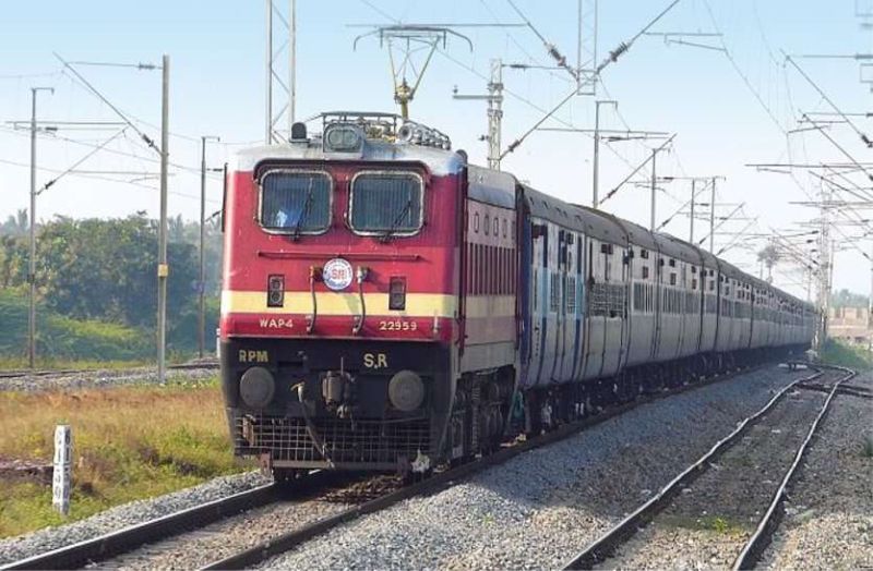 Ten passenger trains will be converted into express! | दहा पॅसेंजर गाड्या एक्स्प्रेसमध्ये परिवर्तित होणार!