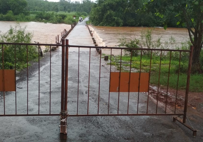 14 dams under water in the district | जिल्ह्यातील २८ बंधारे पाण्याखाली,पंचगंगा २१.०५ फुटांवर : पावसाचा जोर वाढला