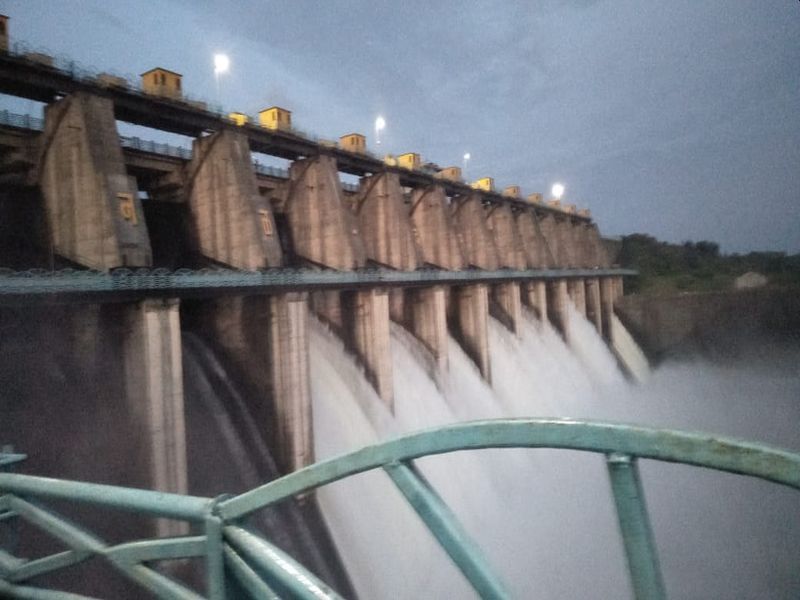 11 gates of Upper Wardha Dam opened | अप्पर वर्धा धरणाची ११ दारे उघडली 