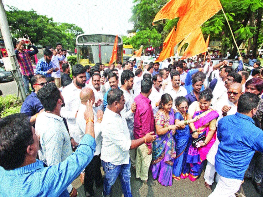 angry Shiv Sainik Rasta Roke in Navi Mumbai | नवी मुंबईत संतप्त शिवसैनिकांचा रास्ता रोको, मतदारसंघ गेल्याने असंतोष