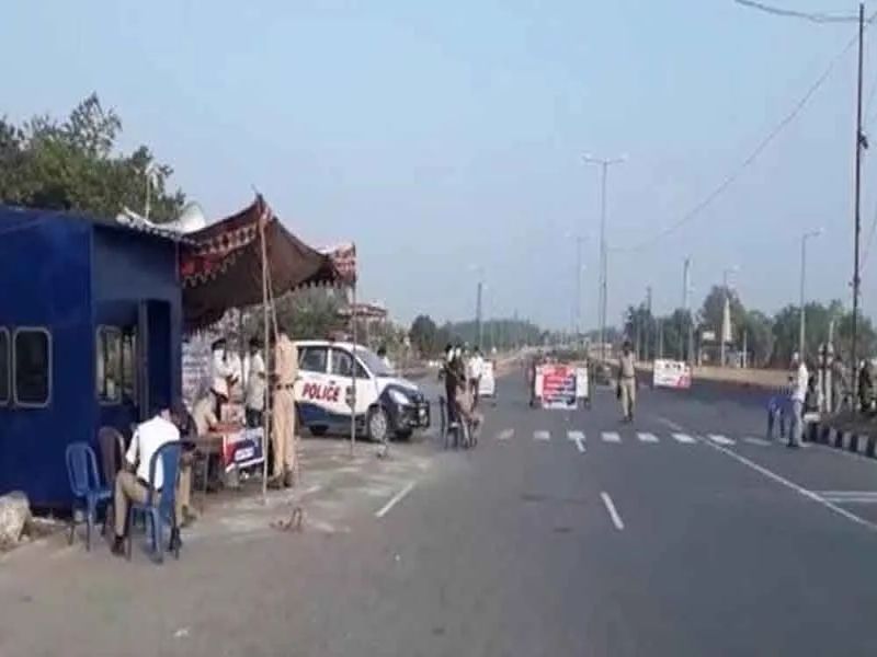 Karnataka police nab Cogonoli; Necessary service of Maharashtra halted | कर्नाटक पोलिसांची कोगनोळी नाक्यावर आरेरावी; महाराष्ट्राची अत्यावश्यक सेवाही अडविली