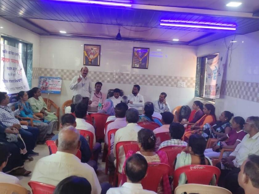 Communication of Ulhasnagar municipal officials with the disabled, public awareness about voting | उल्हासनगर महापालिका अधिकाऱ्यांचा दिव्यांगा सोबत संवाद, मतदानाबाबत जनजागृती