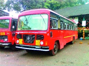 Shiv Sena workers' association, split in ST bus service | शिवसेना कामगार संघटनेत फूट, भोरला बंदोबस्तात एसटी सेवा सुरू