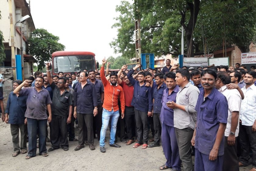 Ratnagiri: 9 Unemployment Service, Regulatory Action: ACT workers protest | रत्नागिरी : ९१ कामगारांची सेवामुक्ती, नियमबाह्य कारवाई : एसटी कामगार संघटनेतर्फे आंदोलनाचा इशारा