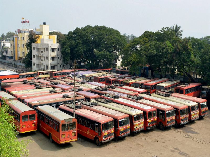 Thousands of passengers in Goa are hit by the collision of Maharashtra, continuous shuttle service buses | गोव्यातील हजारो प्रवाशांना महाराष्ट्रातील संपाचा फटका, सलग दुस-या दिवशी कदंबची बससेवा बंद 