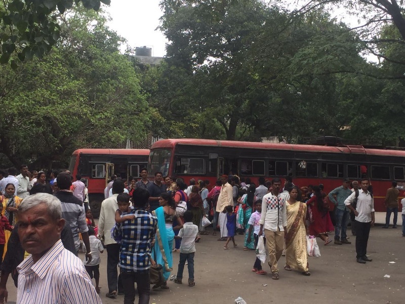 Parbhani Depot: Travelers are required to pass the scratched bus | परभणी आगार: भंगार बसने प्रवाशांना करावा लागतोय प्रवास
