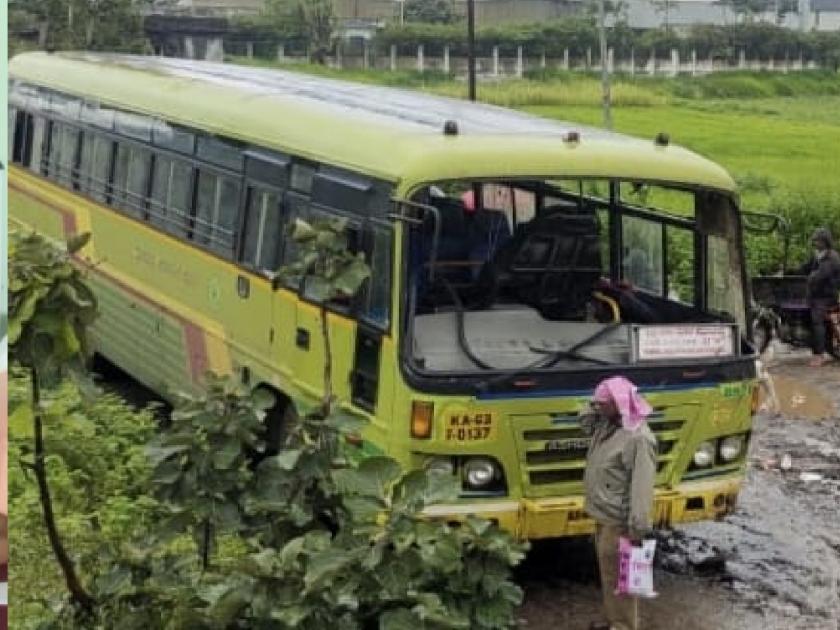 ST bus accident of Karnataka depot near Top Sambhapur on Pune-Bangalore National Highway, One killed, six passengers injured | कोल्हापूर: ओव्हरटेक करताना अंदाज चुकला; एसटी बस उलटून एक ठार तर सहा प्रवासी जखमी