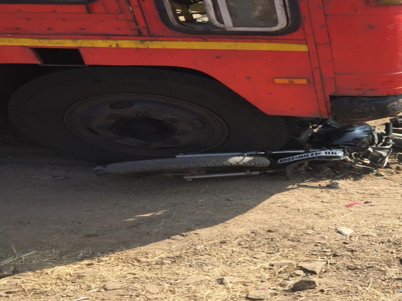 Two-wheeler death due to under wheels of st bus | एसटीच्या चाकाखाली आल्याने दुचाकीस्वाराचा मृत्यू 