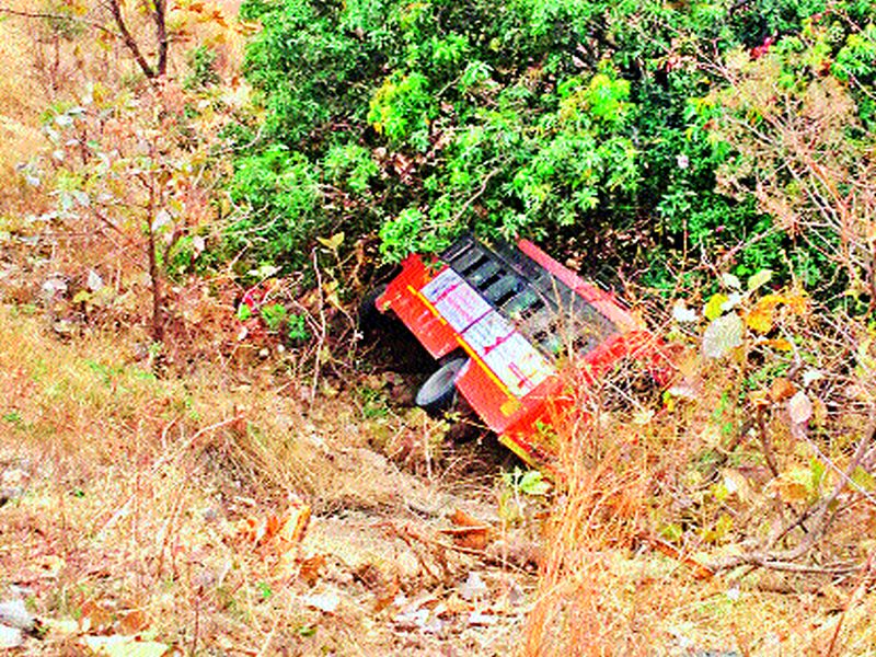 ST bus collapsed in Kaldari Ghat and survived the tree | काळदरी घाटात एसटी बस कोसळली, झाडामुळे जीवितहानी टळली