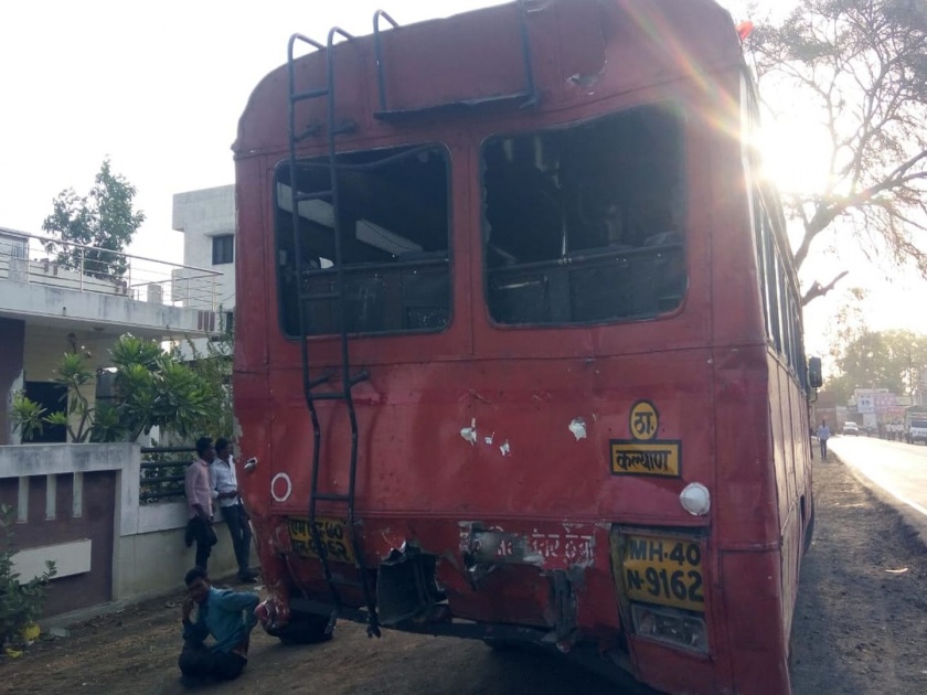 ST bus was hit by a private bus, 13 others injured | एसटी बसला खासगी बसची धडक, 13 जण जखमी