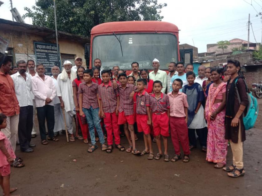 ST arrived in Nimgaon after 75 years, the villagers were happy, the carriers and drivers were felicitated | ST Bus: ७५ वर्षांनंतर निमगावात लालपरीचे आगमन, ग्रामस्थ सुखावले, वाहक आणि चालकांचा केला सत्कार