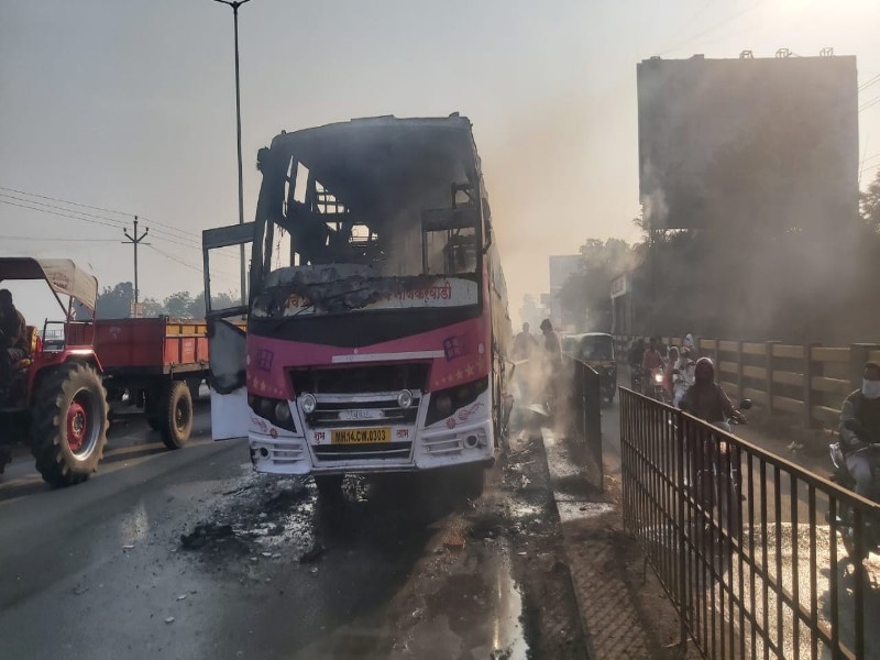 A travels bus suddenly took fire On the Pune-Solapur highway | काळ आला होता पण वेळ आली नव्हती! पुणे-सोलापूर महामार्गावर ट्रॅव्हल्स बसने घेतला अचानक पेट