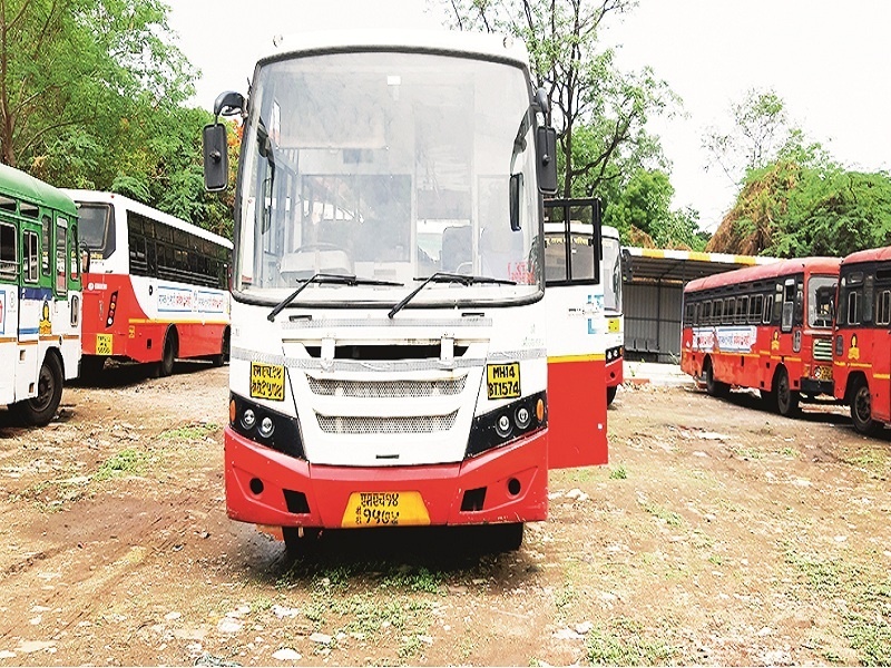 ST Strike: Private buses brought by ST on the road; Two buses left for Pune | ST Strike: एसटीने आणली खासगी बस रस्त्यावर; दोन बस केल्या पुणे मार्गावर रवाना