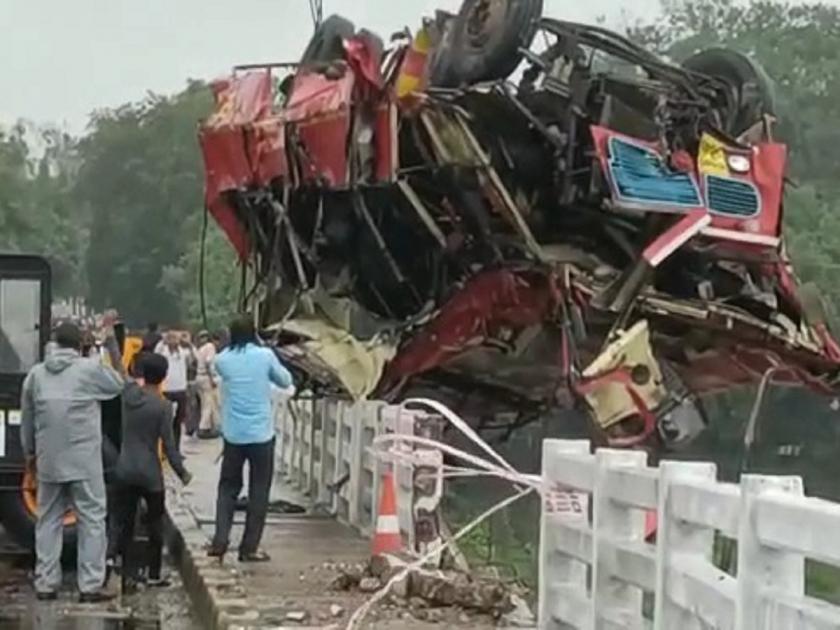 12 killed in ST bus accident in Madhya Pradesh, all bodies identified | मध्य प्रदेशातील एसटी बस दुर्घटनेत १२ जणांचा मृत्यू, सर्व मृतदेहांची ओळख पटली