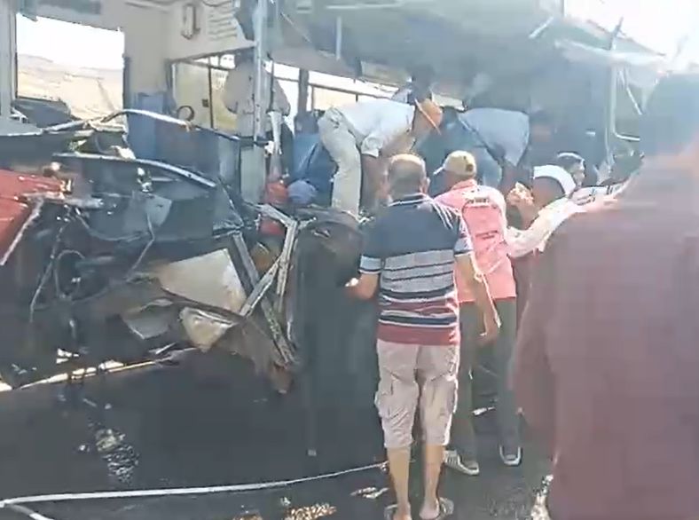 Nashik: Fatal accident of ST in Raud Ghat Mumbai Agra Highway; 6 passengers died, the tire burst and hit the truck | नाशिक: राऊड घाटात एसटीचा भीषण अपघात; ६ प्रवाशांचा मृत्यू, टायर फुटून ट्रकला धडकली