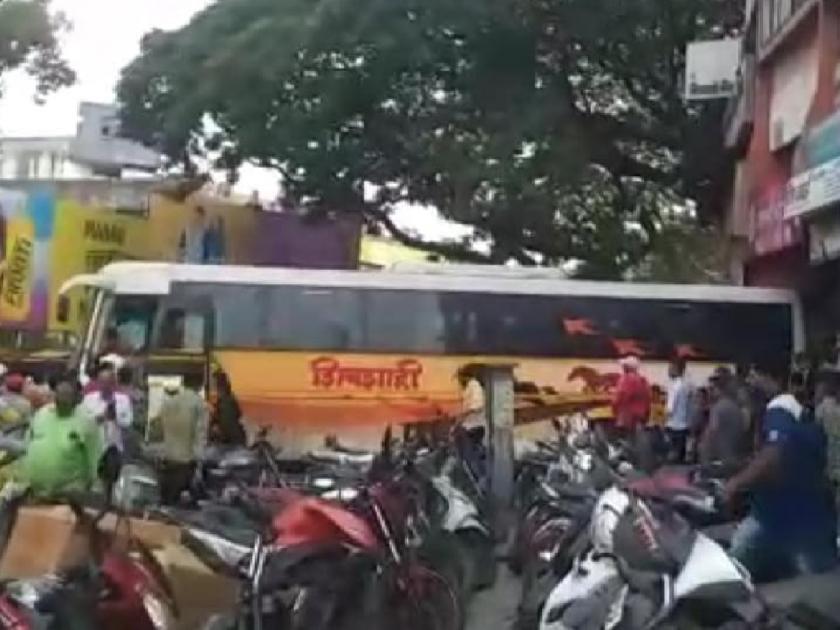 Shivshahi bus brakes fail in kolhapur bus stand area | गजबजलेल्या बस स्टँड परिसरातच शिवशाही बसचा ब्रेक फेल, धडकेत वाहनांचे नुकसान