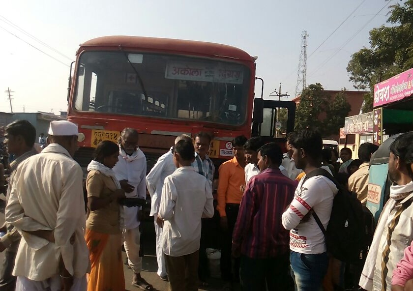 ST buses condition get worst in Mangrulpeer depot | मंगरुळपीर आगारच्या बसेस झाल्या भंगार; वारंवार बंद पडत असलेल्या बसेसचा प्रवाशांना फटका