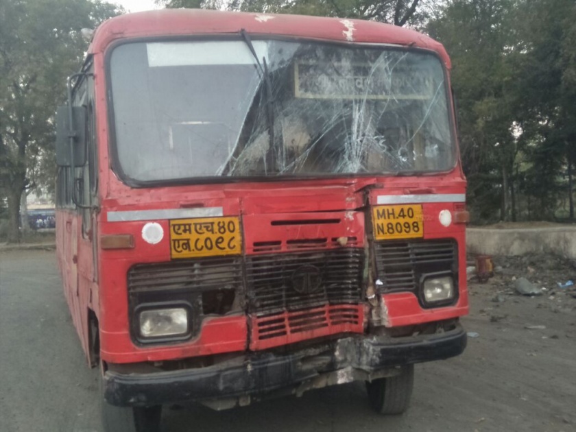 Malkapur bus stand accident, Six passengers injured | मलकापूर बसस्थानकातील खांबाला बसची धडक; सहा प्रवासी जखमी