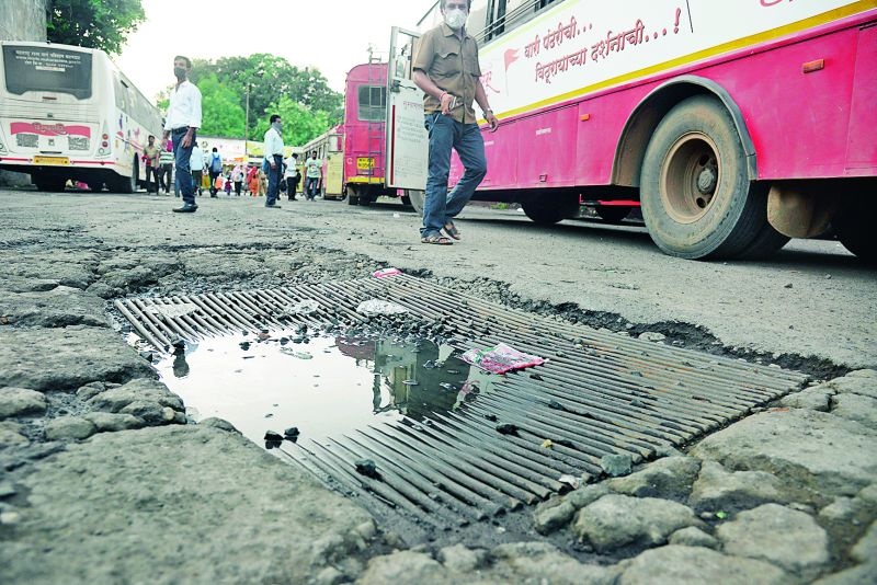 Lokmat Reality Check: Pits at Ganeshpeth bus stand are harmful for passenger buses | लोकमत रियालिटी चेक : गणेशपेठ बसस्थानकावरील खड्डे प्रवासी अन् बसेससाठी नुकसानदायक 