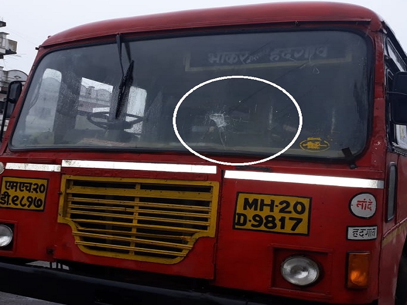 ST Bus Strike Two buses pellet in Bhokar; Violent turn of ST employees' strike | ST Strike : भोकरमध्ये दोन बसवर दगडफेक; एसटी कर्मचाऱ्यांच्या संपाला हिंसक वळण