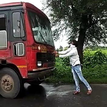 activist broke st bus near chandas village | चांडस जवळ स्वाभीमानीच्या कार्यकर्त्याने फोडली एसटी !