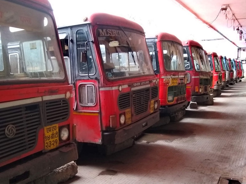 ST bus service restored; 550 trains ply from Wakdewadi ST depot pune news | Pune: एसटी बसची वाहतूक सेवा पूर्ववत; वाकडेवाडी एसटी आगारातून ५५० गाड्या मार्गस्थ