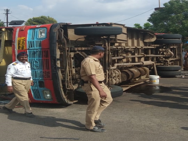 Bus-container accident near Bypass on Kalyan highway: Death of teenager, four passengers injured | अहमदनगर -कल्याण महामार्गावरील बायपासजवळ बस-कंटेनरचा अपघात : तरूणीचा मृत्यू, चार प्रवासी जखमी