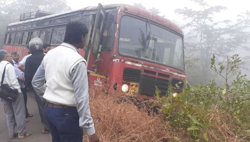 Chiplun rescues all passengers of ST bus by accident, divine reinforcement | चिपळुणात एसटी बसला अपघात, दैव बलवत्तर म्हणून सर्व बचावले