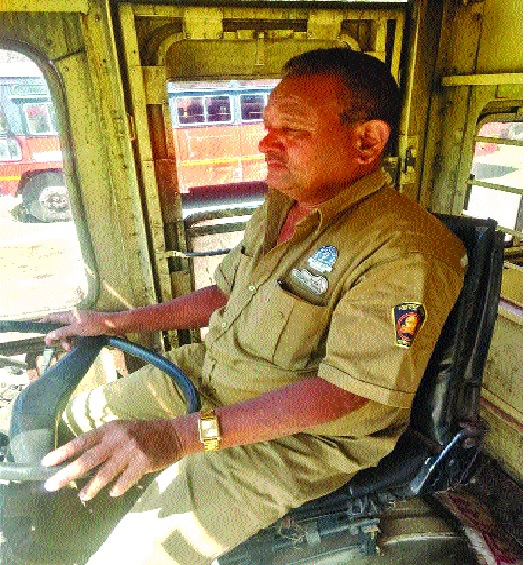 Regardless of accidents in the twenty-five years of continuous service, Rajendra Kireedat of Bhiwadi | सलग पंचवीस वर्षे विना अपघात एसटी सेवा-भिवडीतील राजेंद्र कीर्दत यांचा गौरव