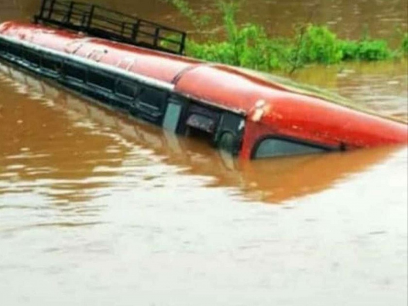 ST also suffered billions of losses in Flood | महापुरामध्ये एसटीचेही कोट्यवधींचे नुकसान