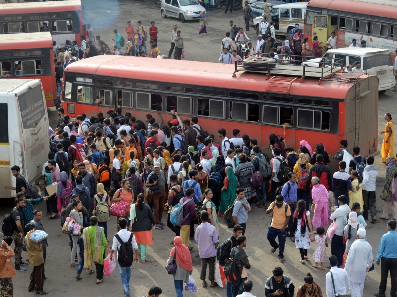more passenger to st buses due to raksha bandhan | रक्षाबंधनमुळे एसटीला तुडूंब गर्दी