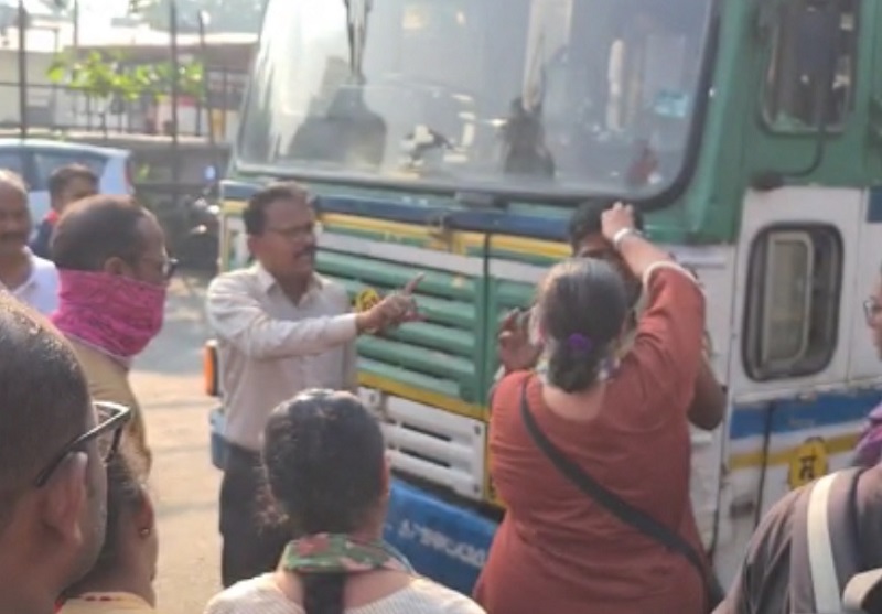 Paral Alibag ST bus driver given bangles by protesters st strike maharashtra | परळ-अलिबाग एसटी बस चालकाला आंदाेलकांनी दिला बांगड्यांचा आहेर, तर कार्लेखिंड येथे मारहाण