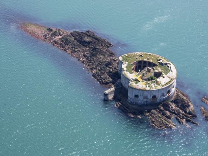 An entire island off the coast of Pembrokeshire is on sale for £400,000 – less than the cost of a one-bedroom flat in London. | किल्ला आणि बेट विकणे आहे... तोसुद्धा वन बीएचकेपेक्षा कमी किंमतीत